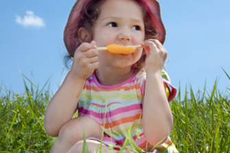 Avant la fin de l’été et le début des classes, préparez des sucettes glacées au lait de soya avec vos enfants.